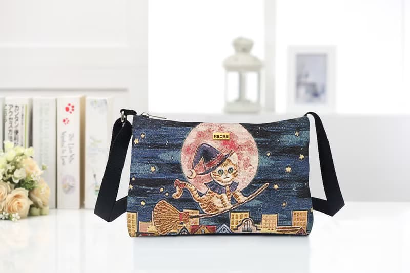 斜背  雙拉鍊  多夾層 / 防潑水 平織緹花 魔女小星貓 愜意隨行包