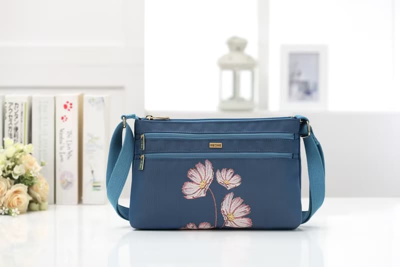 斜背  雙拉鍊  多夾層 / 防潑水 平織緹花 魔女小星貓 愜意隨行包