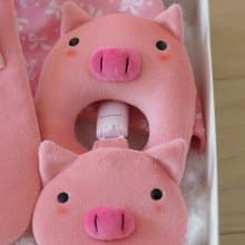 Bucute迪亞豬寶寶的彌月禮盒組/口水巾/護身符/手搖鈴/彌月