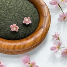 手鉤花耳飾。櫻