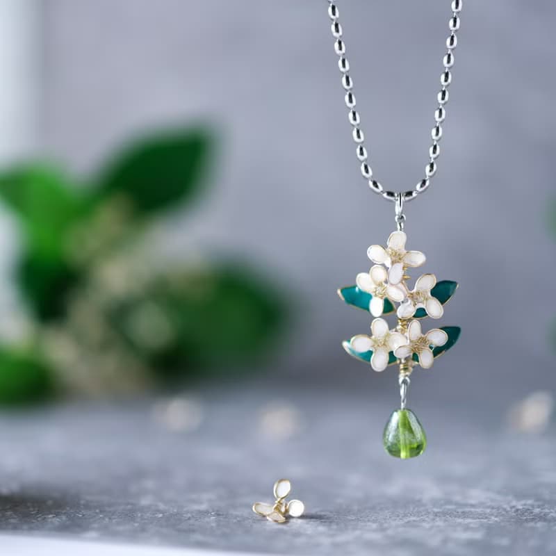 秋の花　銀木犀と葉っぱのロングネックレス