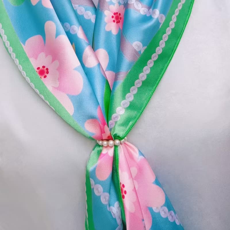 chuchulove 90 X 90 絲巾方巾  印花 / 戴珍珠的花