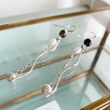 【6月・9月の誕生石】感性を研ぎ澄ますアイオライト と 淡水パール・ピアス/イヤリング