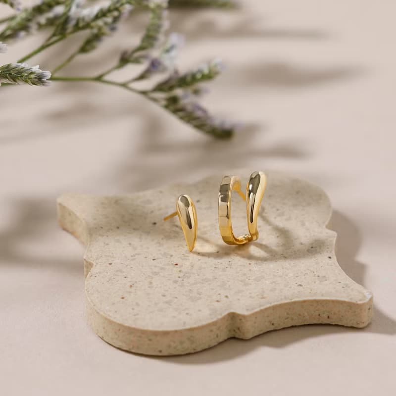 asymmetry-plain pierced earring GD　ニッケルフリーピアス　おしゃれなシンプルアシンメトリーデザイン 　ゴールド