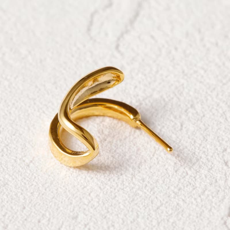 asymmetry-plain pierced earring GD　ニッケルフリーピアス　おしゃれなシンプルアシンメトリーデザイン 　ゴールド