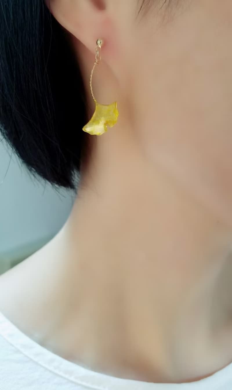 銀杏のシンプルピアス・秋色
