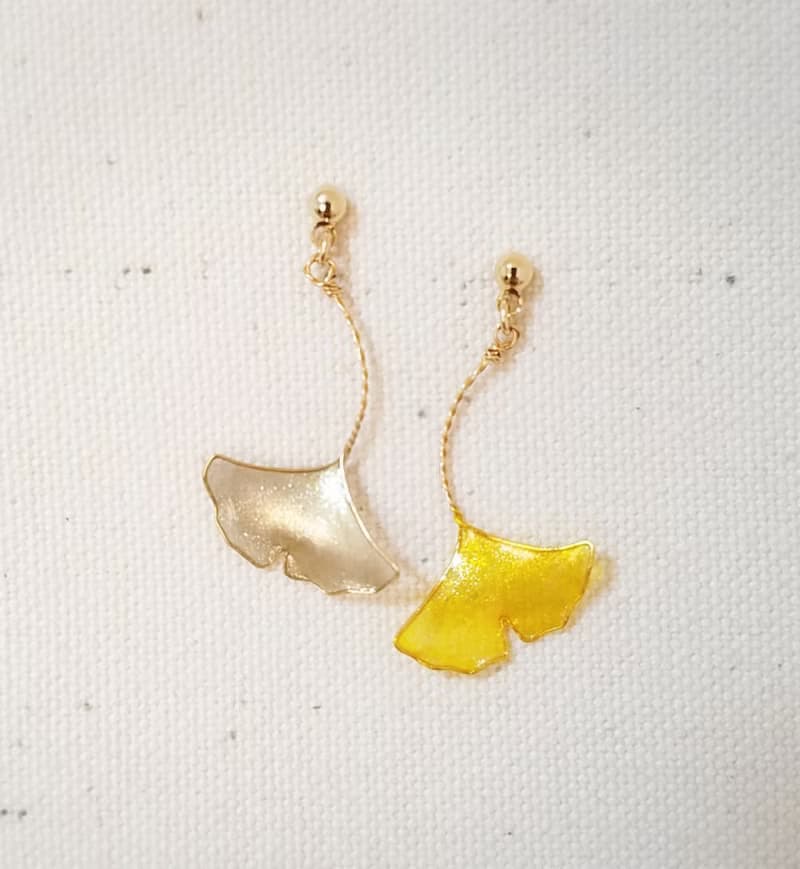 銀杏のシンプルピアス・秋色