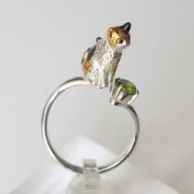 お座り三毛猫ペリドットリング
