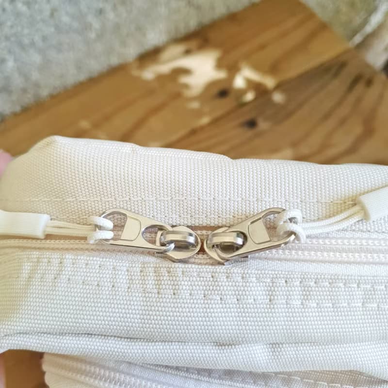 蔦咪啊 刺繡圖案中型防潑水尼龍包 斜背包 (米白) / 柴犬 阿柴