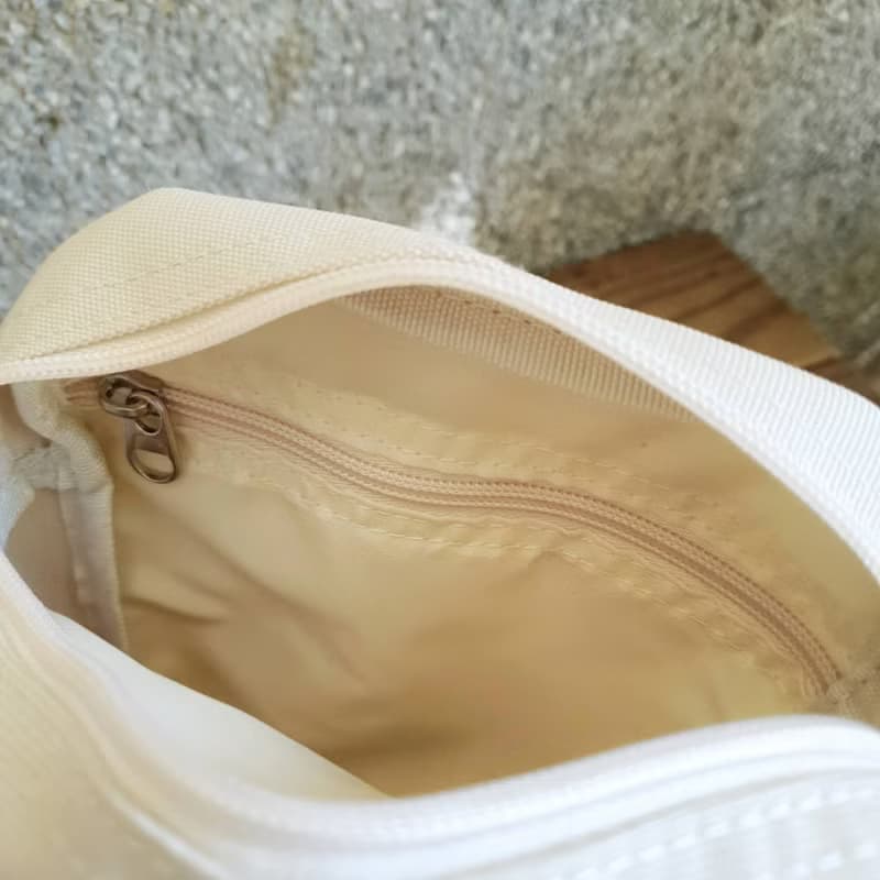 蔦咪啊 刺繡圖案中型防潑水尼龍包 斜背包 (米白) / 柴犬 阿柴