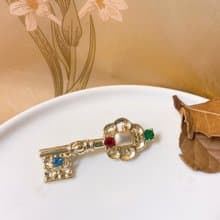 【西洋古董飾品】質感花雕金鑰匙 細緻 萊茵鑽鑲嵌 珠寶感胸針 胸