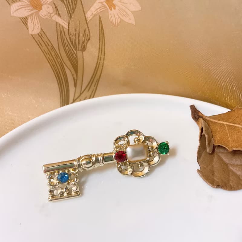 【西洋古董飾品】質感花雕金鑰匙 細緻 萊茵鑽鑲嵌 珠寶感胸針 胸