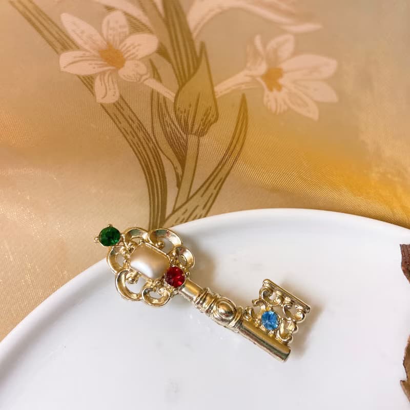 【西洋古董飾品】質感花雕金鑰匙 細緻 萊茵鑽鑲嵌 珠寶感胸針 胸