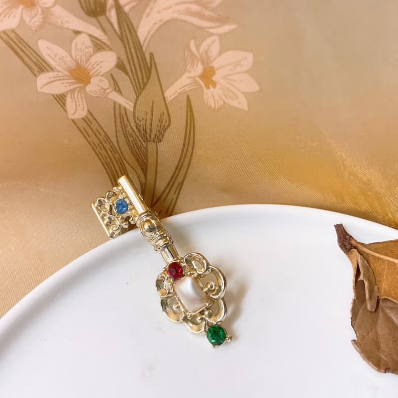 【西洋古董飾品】質感花雕金鑰匙 細緻 萊茵鑽鑲嵌 珠寶感胸針 胸