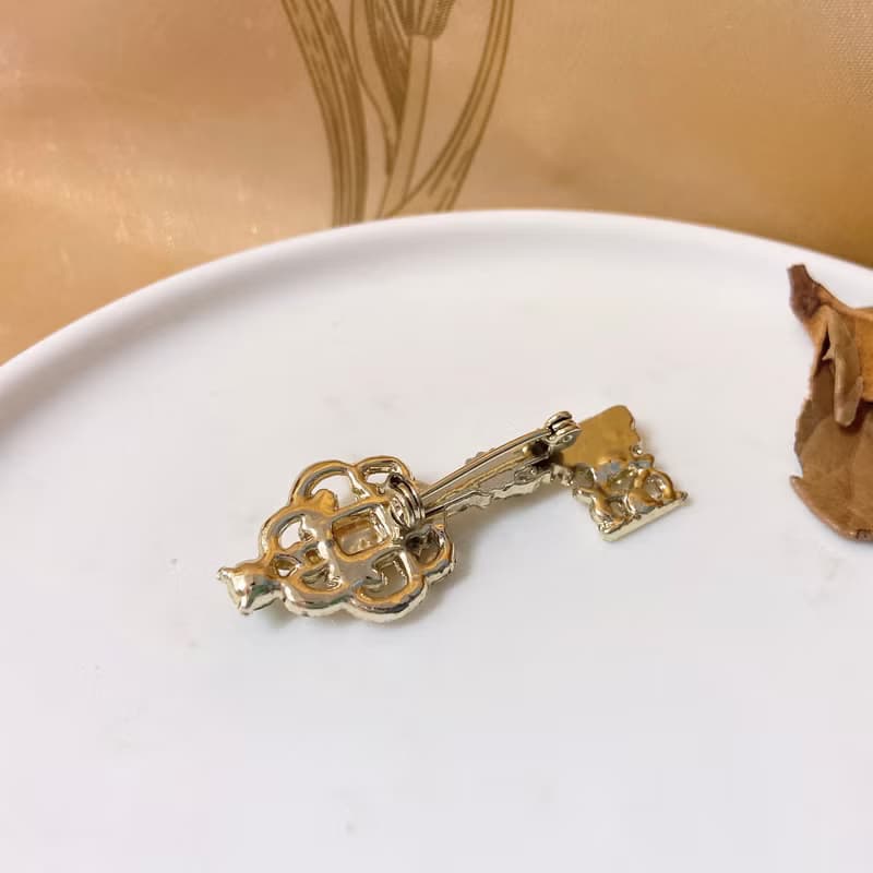 【西洋古董飾品】質感花雕金鑰匙 細緻 萊茵鑽鑲嵌 珠寶感胸針 胸