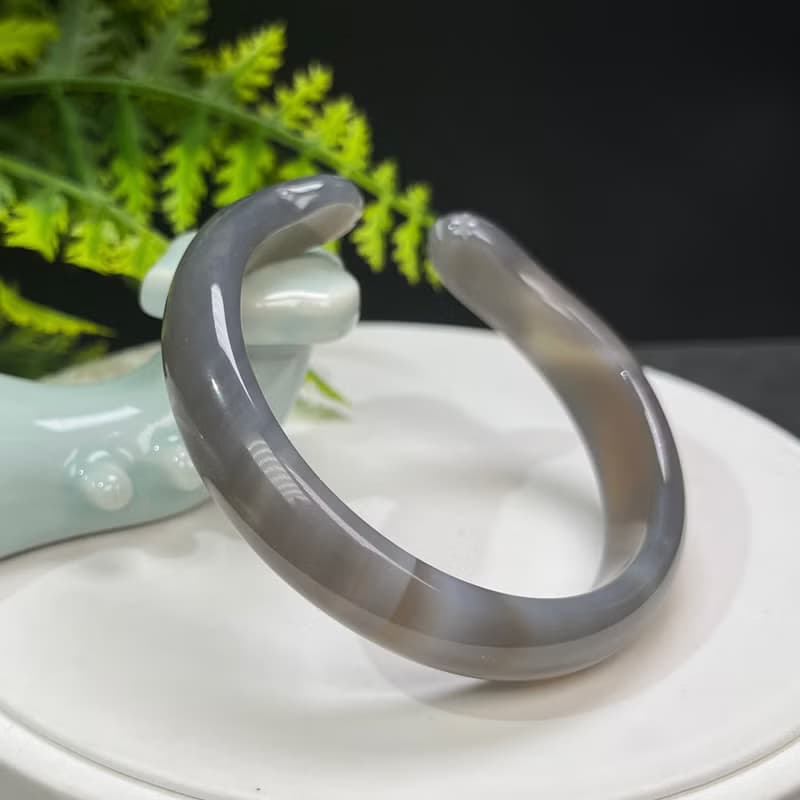 煙灰瑪瑙開口手镯 60+MM 冰潤起光千層雕刻貓爪玉髓手環 清新百搭