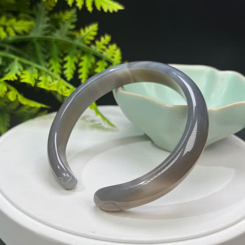 煙灰瑪瑙開口手镯 60+MM 冰潤起光千層雕刻貓爪玉髓手環 清新百搭
