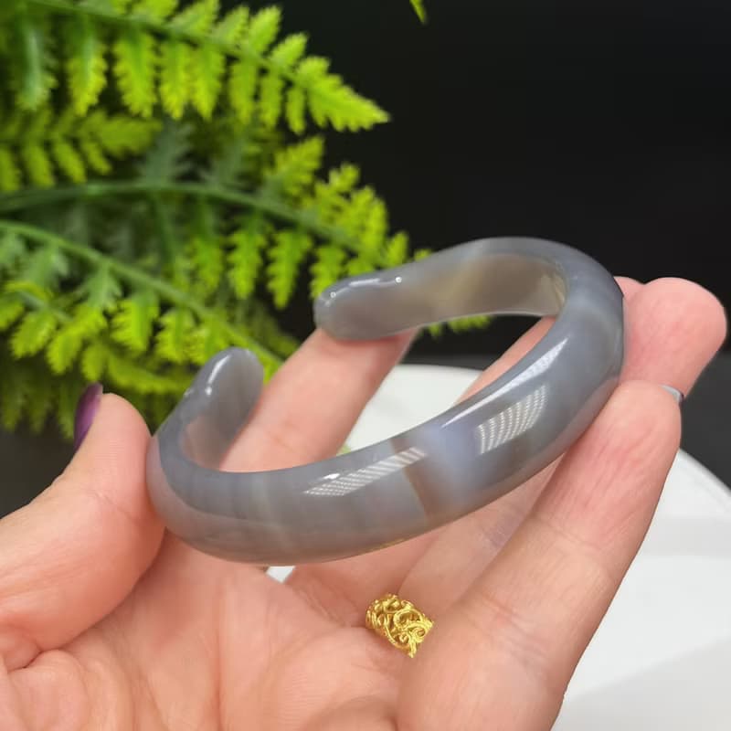 煙灰瑪瑙開口手镯 60+MM 冰潤起光千層雕刻貓爪玉髓手環 清新百搭