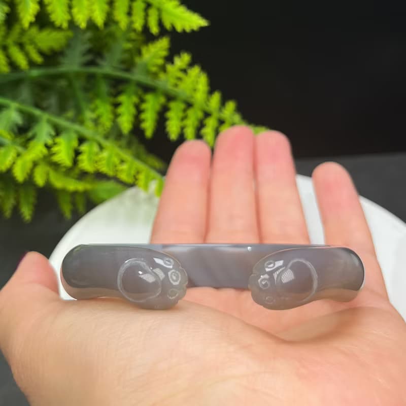 煙灰瑪瑙開口手镯 60+MM 冰潤起光千層雕刻貓爪玉髓手環 清新百搭