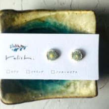 淡い グリーン 緑 お花 金継ぎ 陶器 ピアス イヤリング ノンホールピアス ゴールド 金 イエロー 黄色 小ぶり 小さい 花 夏 春夏 ギフト プレゼント