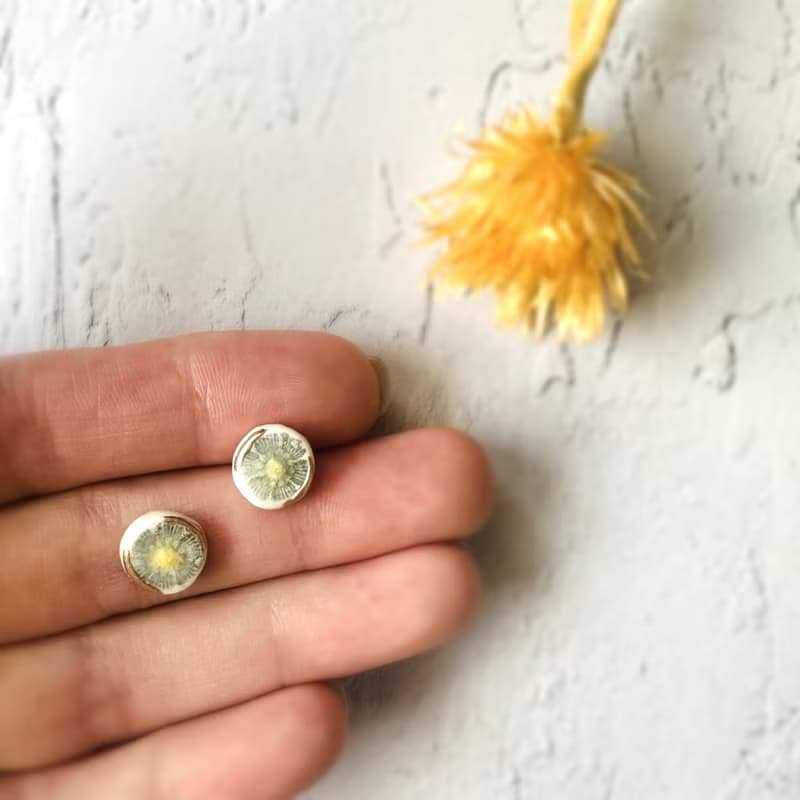 淡い グリーン 緑 お花 金継ぎ 陶器 ピアス イヤリング ノンホールピアス ゴールド 金 イエロー 黄色 小ぶり 小さい 花 夏 春夏 ギフト プレゼント