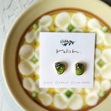 グリーン好きな方に グラデーションが綺麗な 陶器 金継ぎ ライン ピアス イヤリング ノンホールピアス 緑 イエロー 黄色 黄緑 ライトグリーン ゴールド