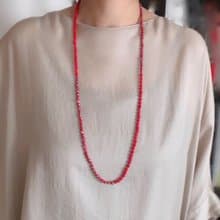 元気をくれる赤い珊瑚と、赤いパールのコラボレーションロングネックレス