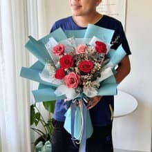 溜冰場的芭蕾舞者 紅藍色系永生玫瑰花束