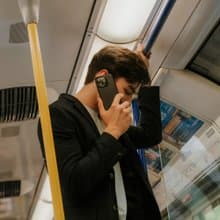 磁吸防摔皮革手機殼 iPhone 16系列 — 渡鴉黑
