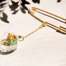 七夕禮物 / 植物系 / 法式質感玻璃球金色胸針 別針 - 黃色花朵 + 紫色滿天星 + 綠色藤蔓