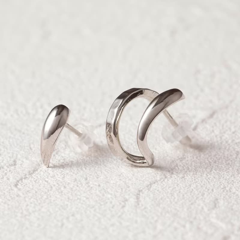 asymmetry-plain pierced earring SV　ニッケルフリーピアス　おしゃれなシンプルアシンメトリーデザイン 　シルバー　ロジウム