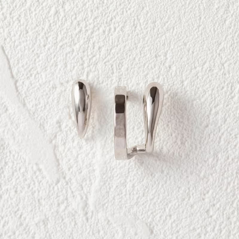 asymmetry-plain pierced earring SV　ニッケルフリーピアス　おしゃれなシンプルアシンメトリーデザイン 　シルバー　ロジウム