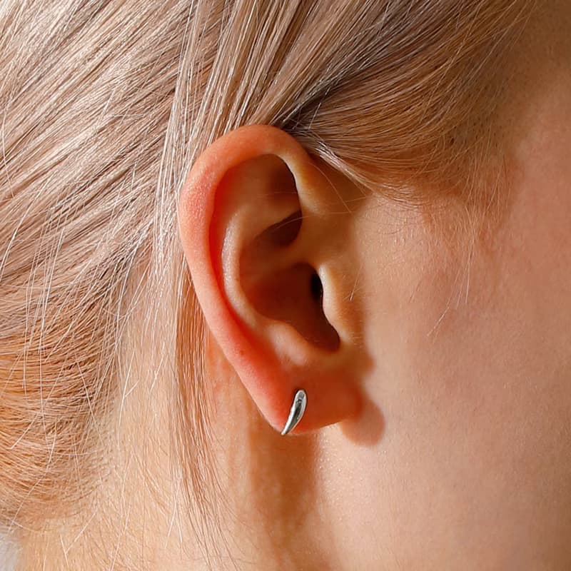 asymmetry-plain pierced earring SV　ニッケルフリーピアス　おしゃれなシンプルアシンメトリーデザイン 　シルバー　ロジウム