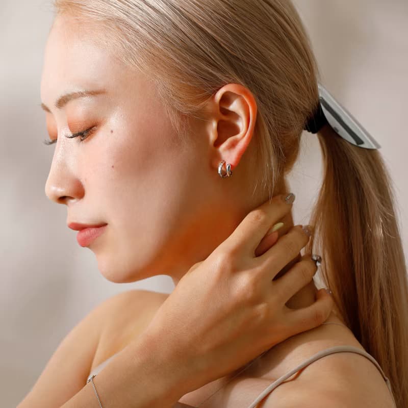 asymmetry-plain pierced earring SV　ニッケルフリーピアス　おしゃれなシンプルアシンメトリーデザイン 　シルバー　ロジウム