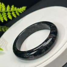 精美 石榴石藍閃石共生手鐲 53+MM 玉化爆晶煙花紋 穩定專註解壓