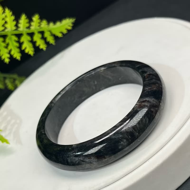 精美 石榴石藍閃石共生手鐲 53+MM 玉化爆晶煙花紋 穩定專註解壓