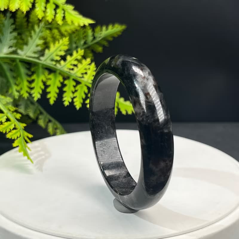 精美 石榴石藍閃石共生手鐲 53+MM 玉化爆晶煙花紋 穩定專註解壓