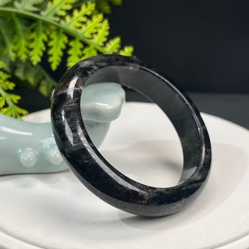 精美 石榴石藍閃石共生手鐲 53+MM 玉化爆晶煙花紋 穩定專註解壓
