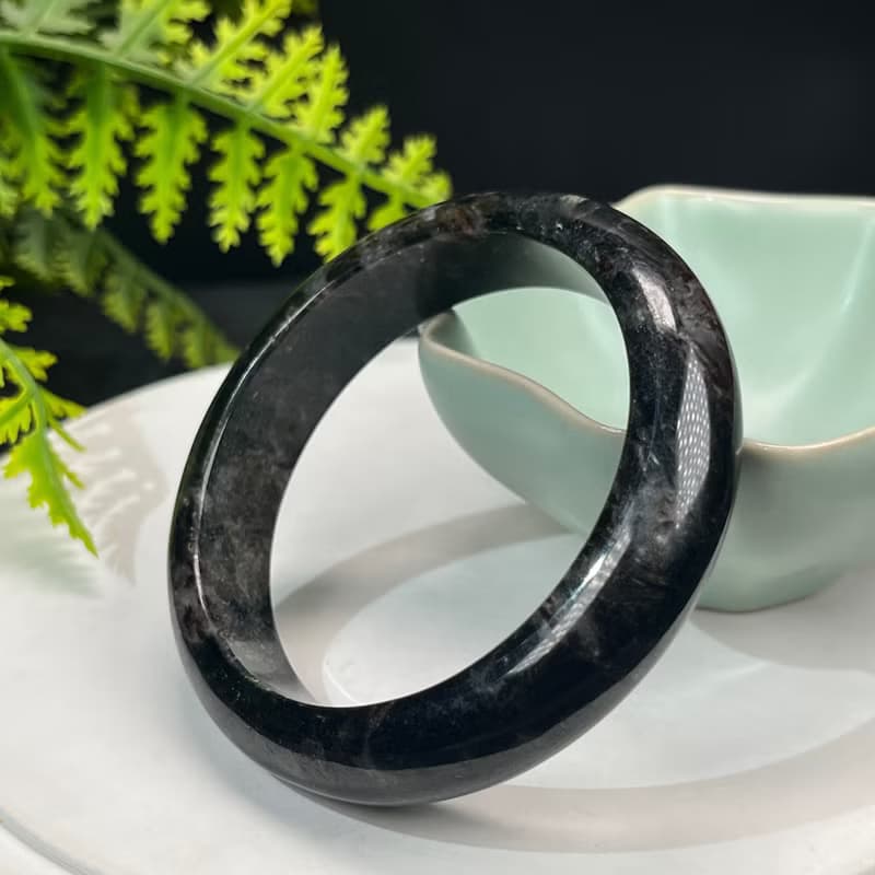 精美 石榴石藍閃石共生手鐲 53+MM 玉化爆晶煙花紋 穩定專註解壓