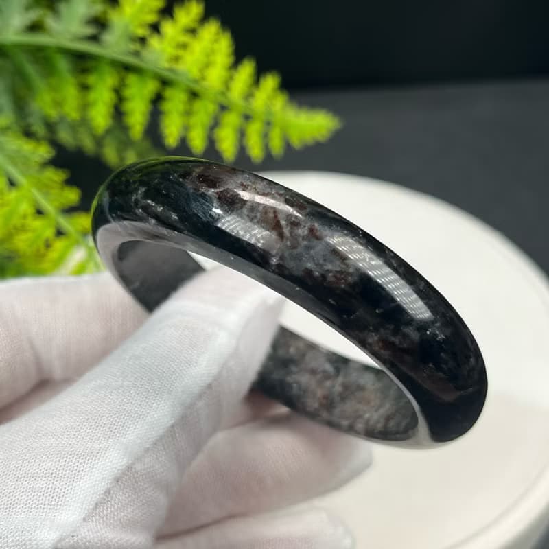 精美 石榴石藍閃石共生手鐲 53+MM 玉化爆晶煙花紋 穩定專註解壓