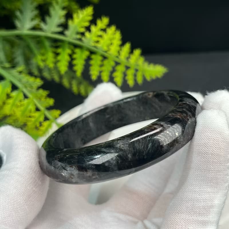 精美 石榴石藍閃石共生手鐲 53+MM 玉化爆晶煙花紋 穩定專註解壓