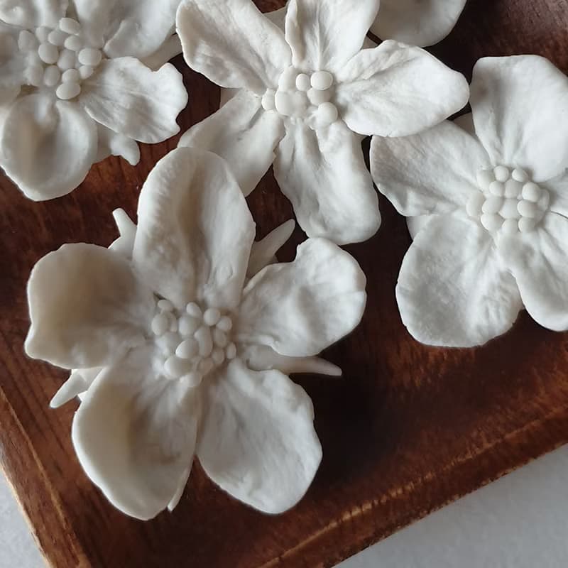 一组陶瓷扩散器。 香水油木盘上的瓷花。 油扩散器。 这些花是用.