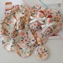 【11/14後出貨】小花兒 彌月禮物 嬰兒鞋 髮帶 圍兜 領巾 奶嘴夾