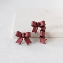 螺旋蝴蝶結 軟陶耳環 / 耳夾 / 珍珠光澤的酒紅色
