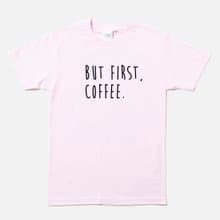 BUT FIRST, COFFEE 男女短袖T恤 淺粉 咖啡文青設計禮物旅行格言