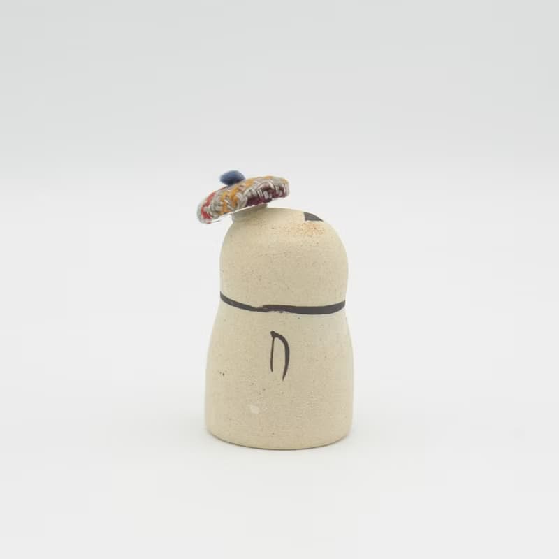 手作り陶人形　小さなベレー帽をかぶったメガネ招き猫