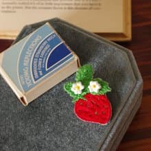 老又好古董珠寶 Vintage 塑料小花針式耳環 草莓刺繡 P402
