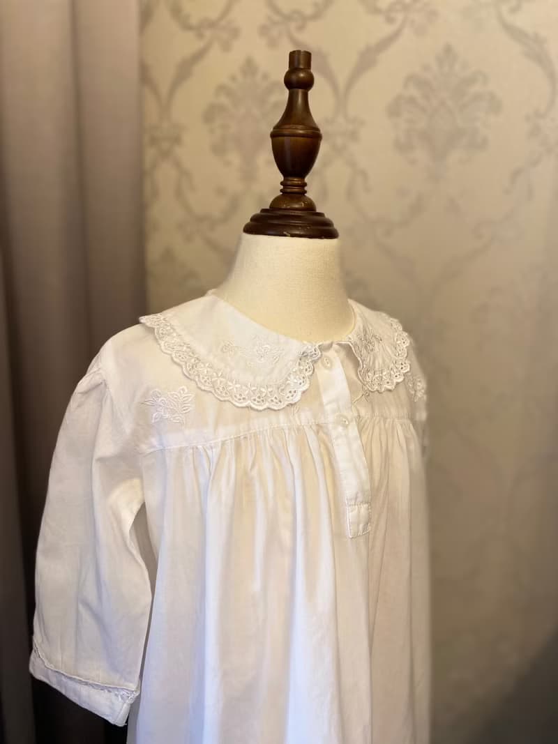歐風彼得潘領刺繡女童古著上衣洋裝