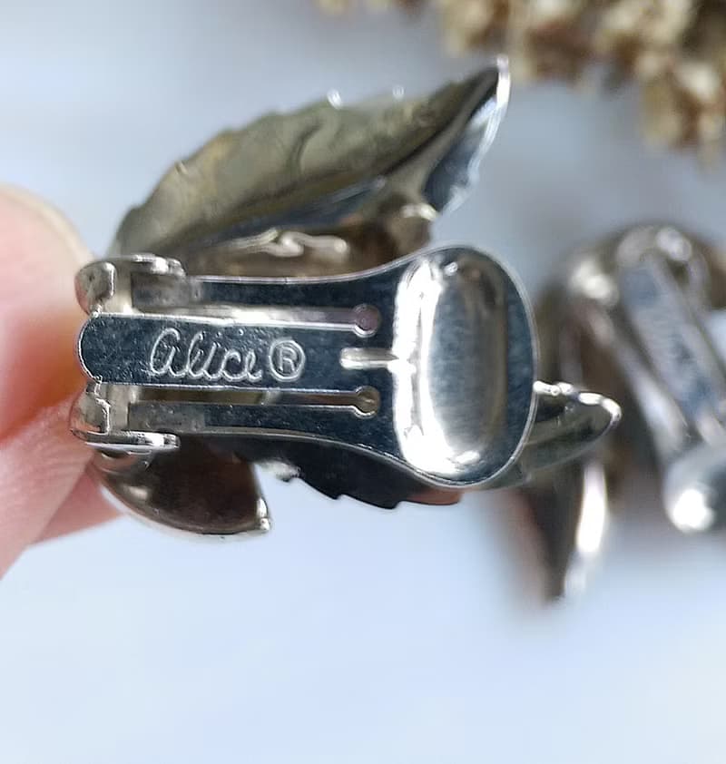 Vintage Jewelry 西洋古董飾品 ALICE 銀色調 雙葉 夾式耳環