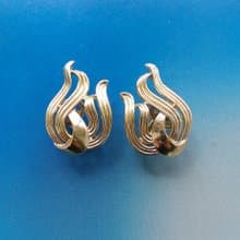 Vintage Jewelry 西洋古董飾品 TRIFARI 金色調 流線 夾式耳環